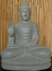 Sitzender Buddha aus Flussstein in Abhaya Position - Geste der Furchtlosigkeit, H.120 cm. 